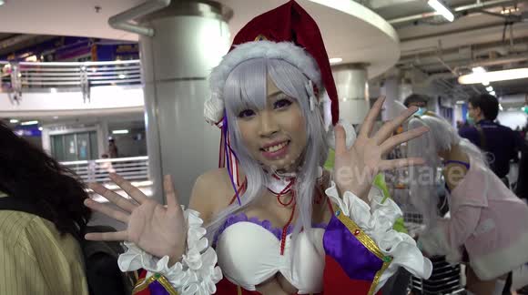 Thai cosplayers spread Christmas cheer