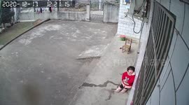 Chinese girl pleads to her parents working 400 km away to return home through security camera