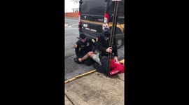 Police officers in Pennsylvania brutally arrest alleged robbery suspect