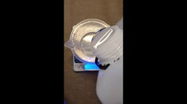 Epoxy resin mixing and pouring into mold - Flower Ashtray - 1/3