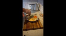 Internet chef shows you how to immediately improve instant noodles with shop-bought ingredients