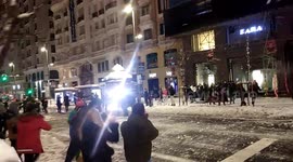 Jóvenes lanzan bolas de nieve contra cámara de television Madrid Directo