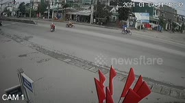 Heart-stopping moment motorcycle rider pulls off epic save to avoid being hit by an oncoming truck