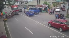 Biker emerges unscathed after falling under truck wheels in the Philippines