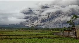 Indonesian volcano spews huge clouds of smoke
