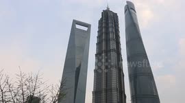 上海第二高楼清洗吊箱撞击玻璃事故 现场拉起警戒