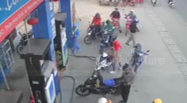 The man attacked the gas station staff because he refused to refuel when the man did not refuse to line up when he came later edit