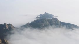 Heavy advection fog shrouds mountains in eastern China