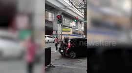 Malfunctioning traffic lights turn Philippines intersection into disco