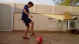 Jovencito haciendo jueguitos con la pelota durante minuto y medio
