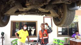 King cobra hiding in car engine evades snake catchers for five hours