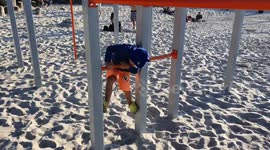 This kid shows how to never give up doing a stunt at  bodybuilding gym on fresh air