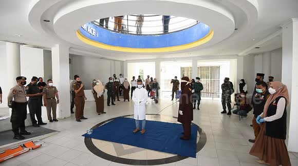 Non-Muslim residents publicly caned for drinking alcohol in Indonesia's Aceh
