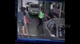 Man tries to pass the toll without pay and gets brutally beaten by a police officer in Argentina