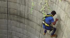 Two rescuers risk life to save three venomous snakes from 100-feet-deep well in India