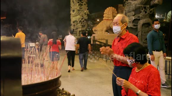 Indonesians of Chinese descent offer prayers on eve of Lunar New Year