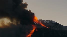 Incredible footage of Mount Etna volcano violent eruption