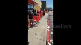US: People Make Long Lines At Grocery Stores Due To Power Outage Continues In Parts Of Texas 2