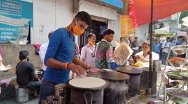 Watch -This food stall boy has his unique style to serve dosa to its customers