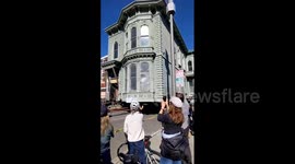 Old Victorian home moves In one piece through San Francisco