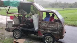 The unique mobile rice mill from the old car traveling around the villages