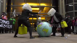 Extinction Rebellion protesters 'puke' oil at Blackrock building in New York