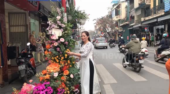 Wow, a series of light poles on Hanoi's sidewalk suddenly 