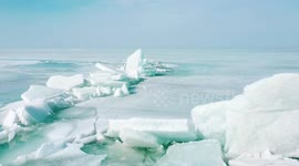 Huge chunks of ice wash up on lake's shore as temperature rises in northern China