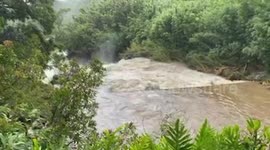 Hawaii floods cause power outages and blocked roads