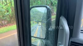 Fire Truck heading to flooding are on oahu, flash flood caused heavy traffic, cars getting stuck