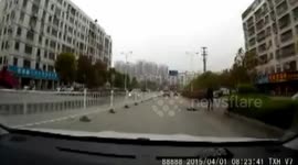 狠心男子利用孩子碰瓷轿车