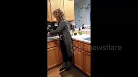 Woman announces pregnancy to her parents using mugs