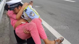 江西高速男交警客串接生婆