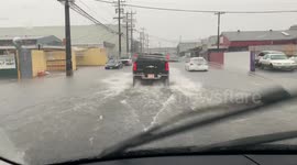 Van dies in HUGE puddle | HUGE wave pushed towards Mercedes Van | Last second of a $30,000 Van | Flood Hawaii | Flash flood Oahu | Car wrecked