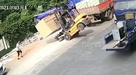 Scooter rider narrowly escapes being crushed by planks falling from forklift in China