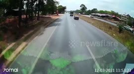 Pickup truck’s tire explodes making it flip over and crash