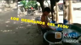 Niño que lava loza y alega mientras lo hace