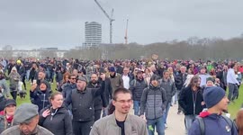 Huge anti-lockdown crowd starts marching through London Hyde's Park despite police presence