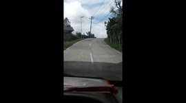 Pemandangan pegunungan hijau puncak yang mempesona mata yang melihat nya