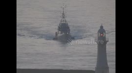 Images of immigrants being brought over from france by dinghy after french warship did hand over to border force in English channel