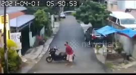 Motorcycle theft attempt ends with hilarious fail