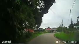 Bright meteorite flashes overhead in Malaysia