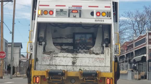 US driver amazed to see oil painting hanging in back of garbage truck