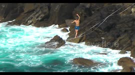 Slackline on the Txingurri cove in San Sebastian - Slackline sobre la cala Txingurri en San Sebastian