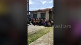 Kind neighbours help move wooden house to a new location in the Philippines