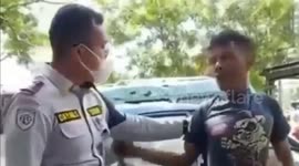 A man who steals parked car parts is caught red-handed by officers and manages to escape in Central Jakarta, Indonesia