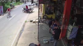 Cyclist crashes after a tuktuk in front made a u-turn