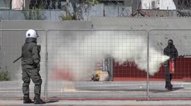 Criminal fails: Rioters attacking the police end up in epic fails