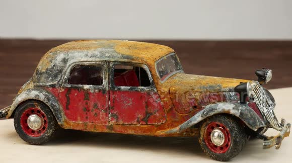 YouTuber meticulously restores rusty model of early 20th century car