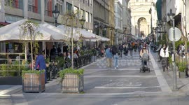 Newsflare Edit - Outdoor terraces reopen with huge crowds in Budapest, Hungary